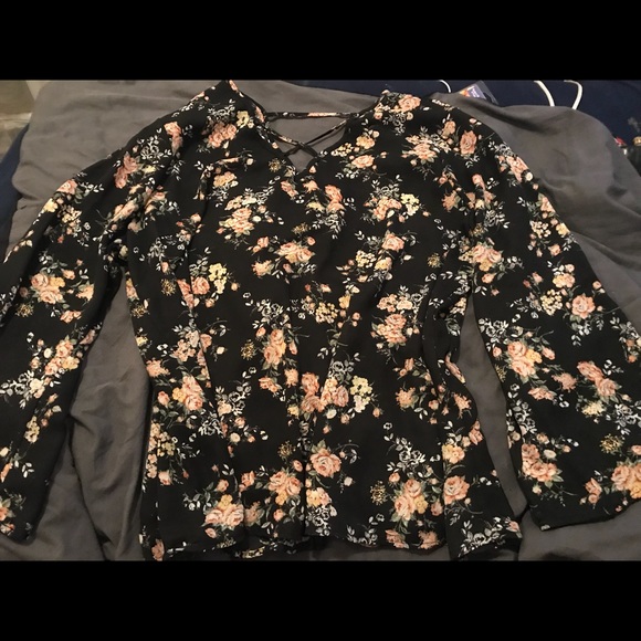 Floral blouse 🌷 - Picture 1 of 2